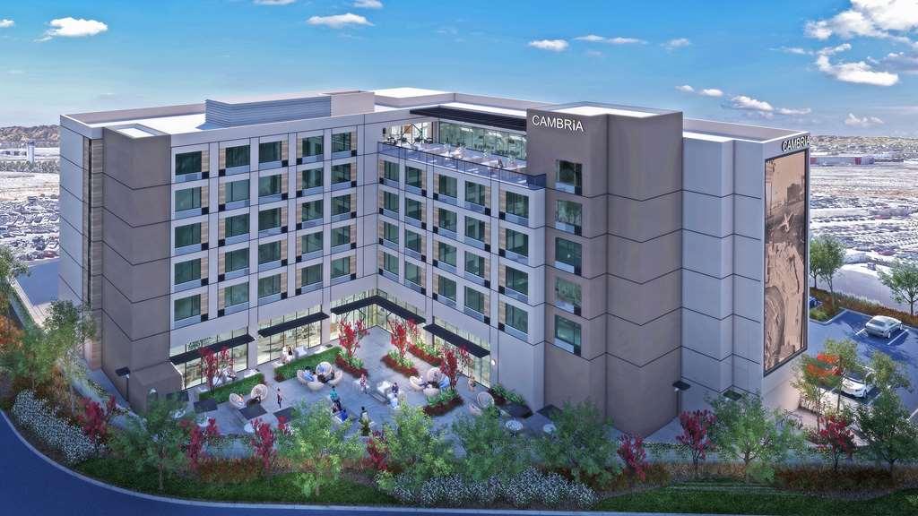 Cambria Airport Hotel 4*