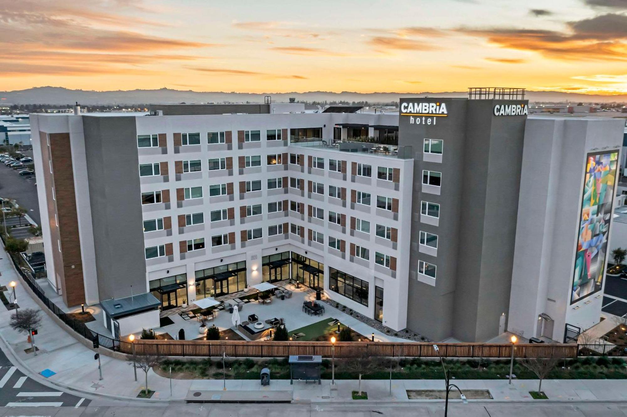 Cambria Airport Hotel Burbank