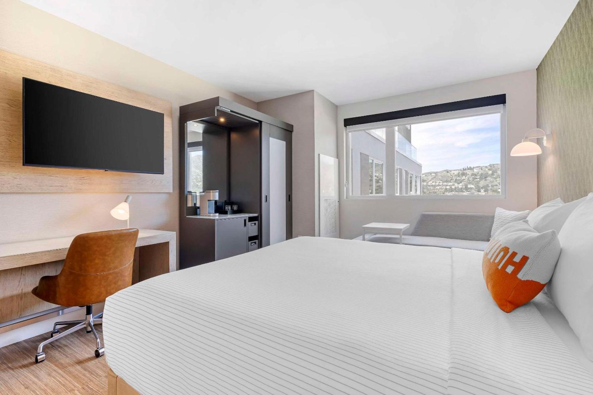 Cambria Airport Hotel 4*