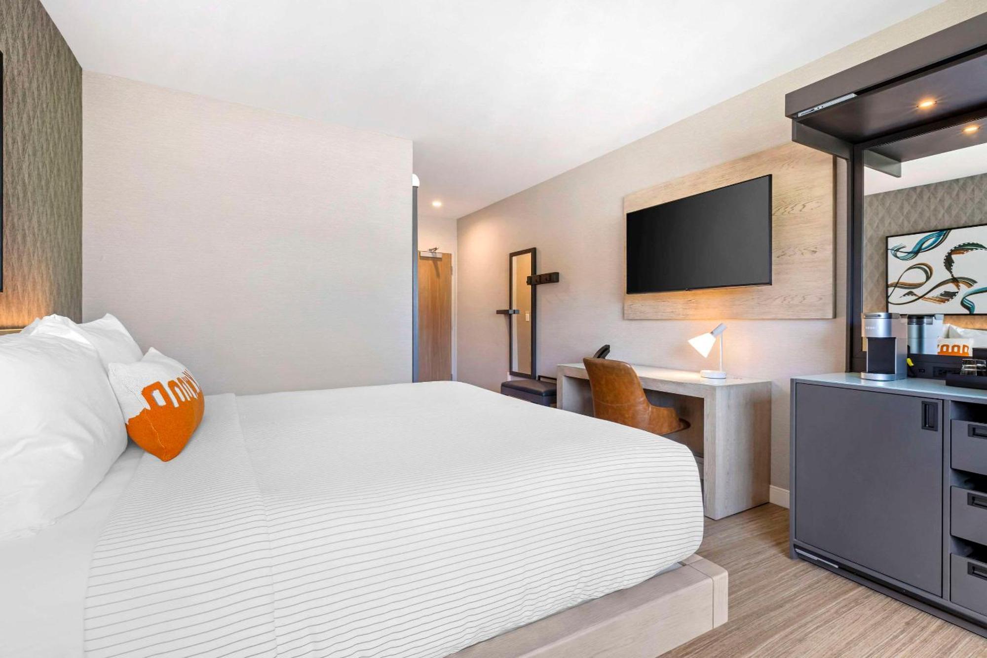 Hotel Cambria Airport 4*