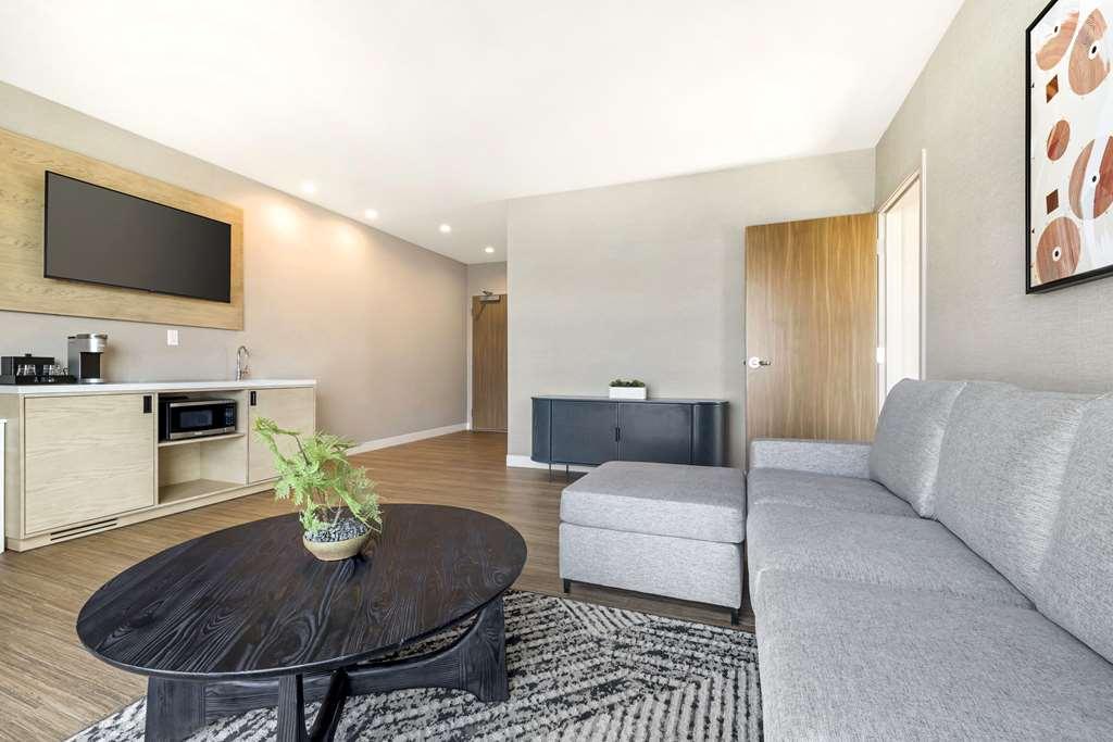 Hotel Cambria Airport 4*