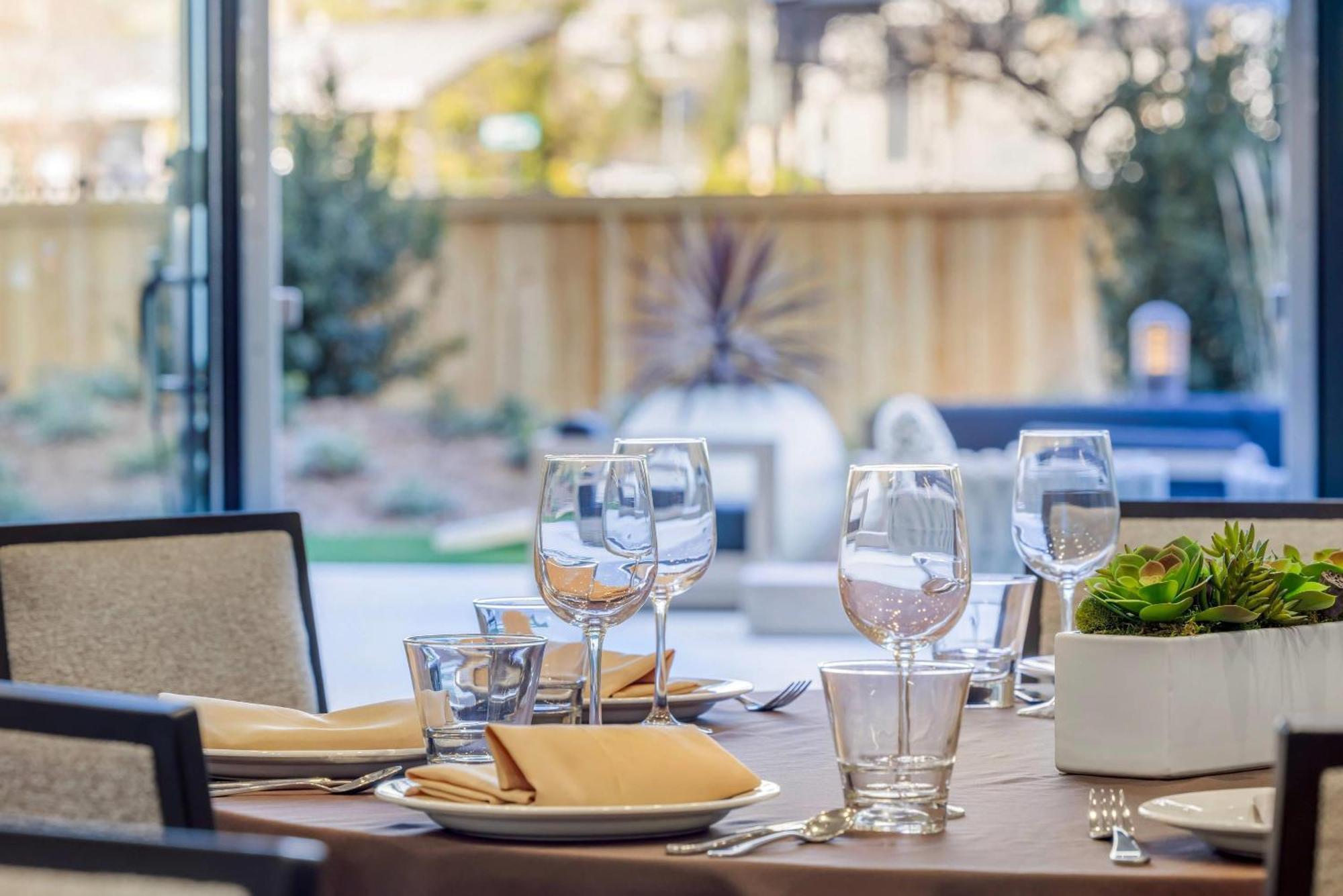 Cambria Airport Hotel 4*