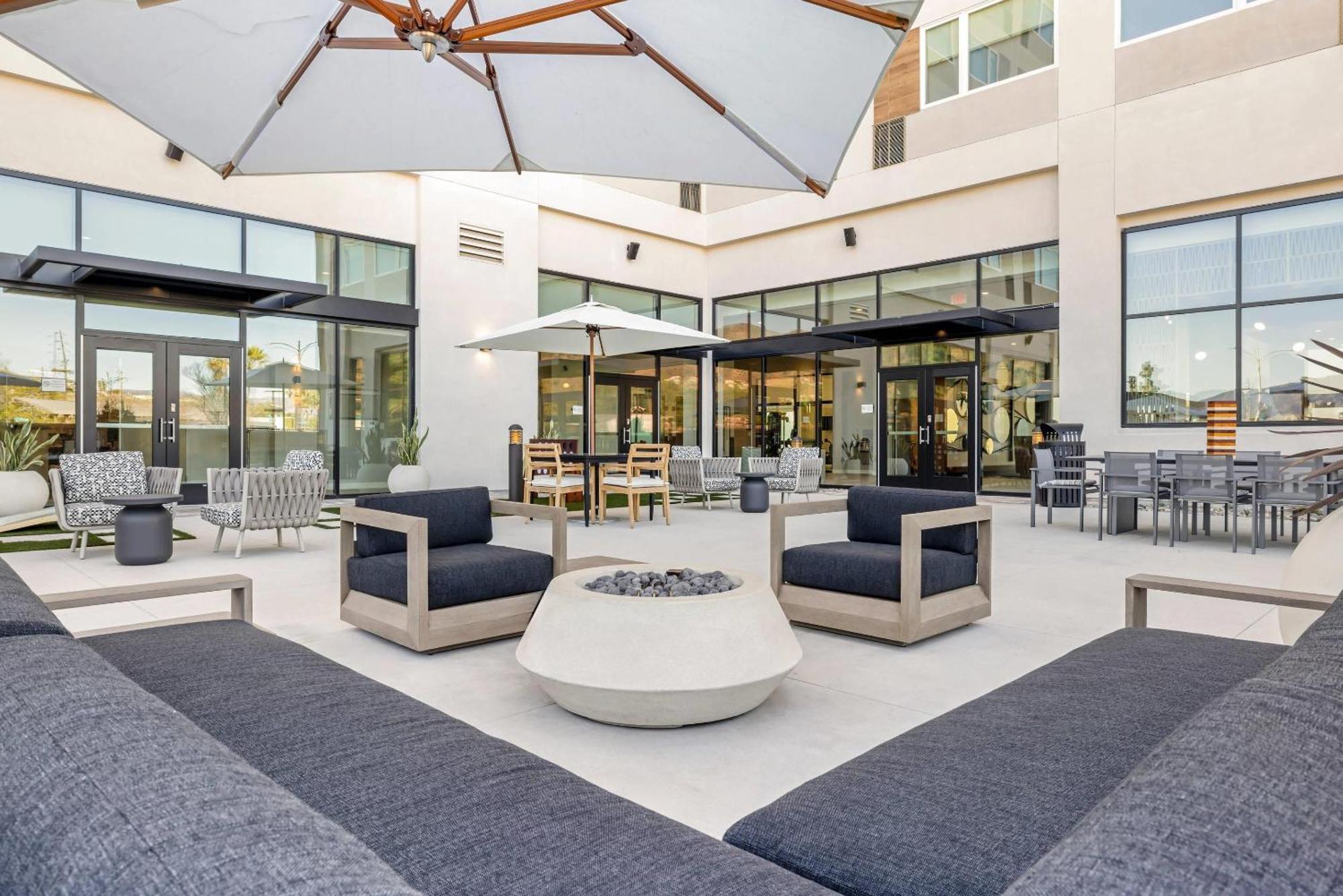 Hotel Cambria Airport 4*
