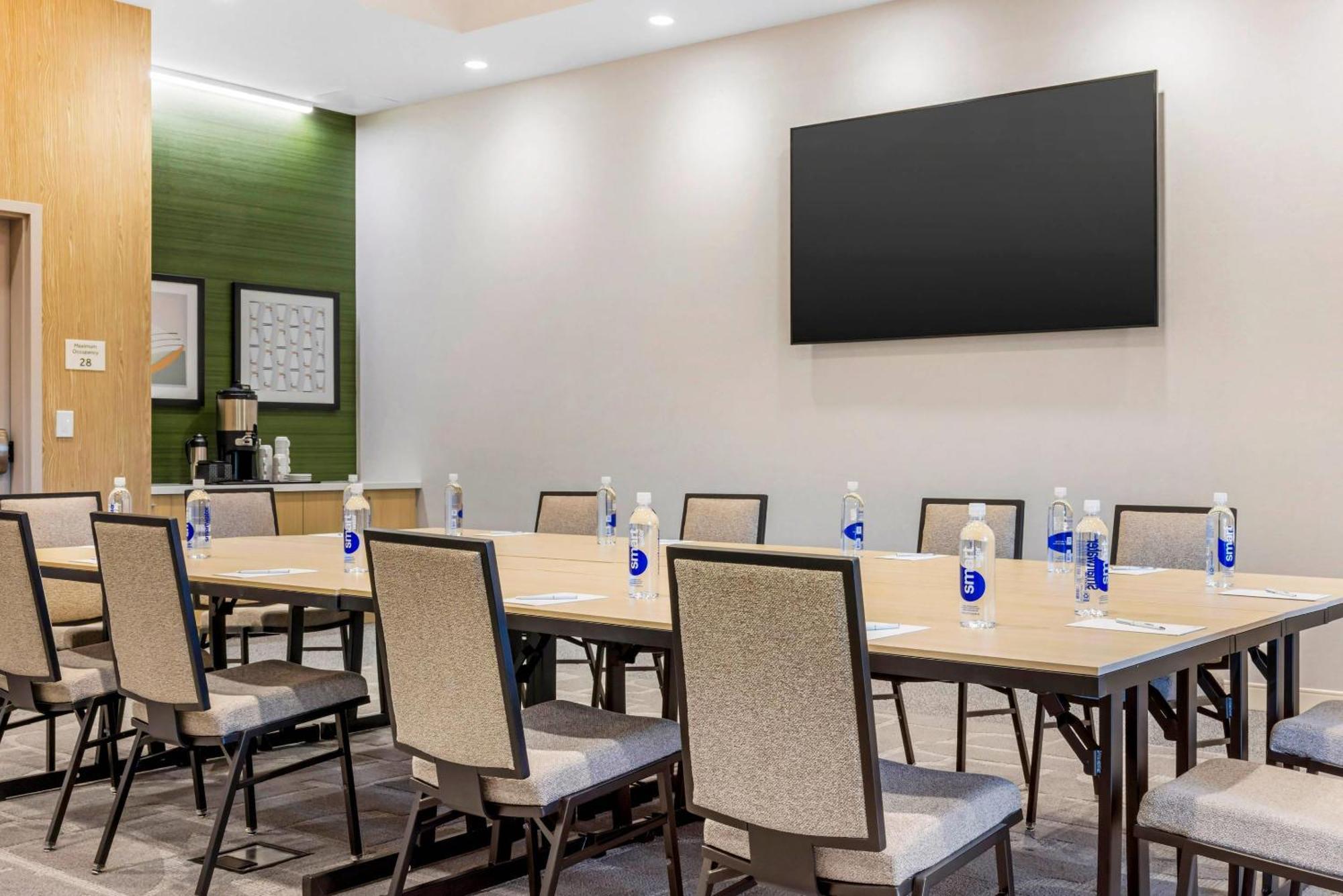 Hotel Cambria Airport 4*