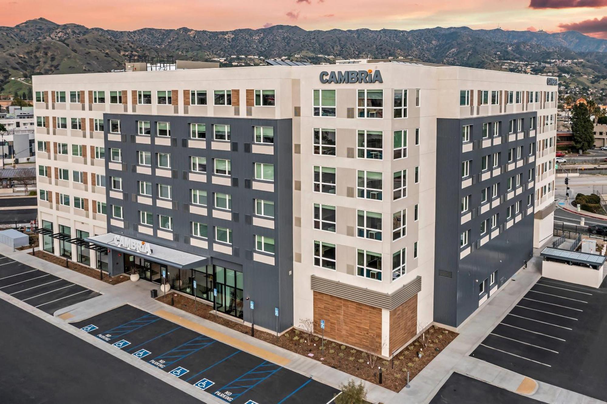 Hotel Cambria Airport 4*
