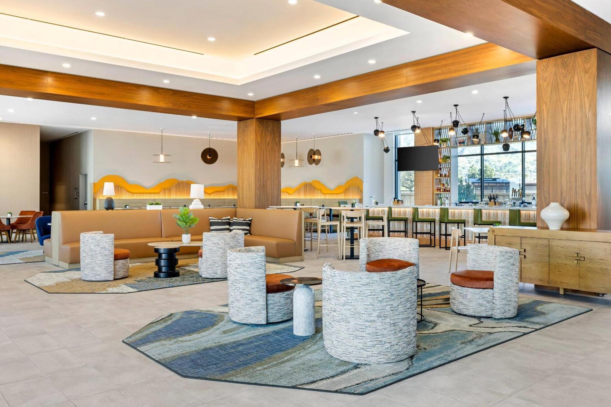 Hotel Cambria Airport 4*